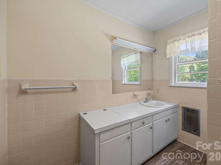 4000 Mount Pleasant Road, Sherrills Ford, NC 28673.  MLS# CAR4372224, YatesRealty ID 20769. Full bath between bedrooms
