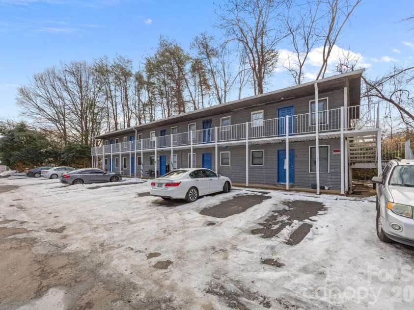 386 17th Avenue, Hickory, NC 28601.  MLS# CAR4346637, YatesRealty ID 2077. 
