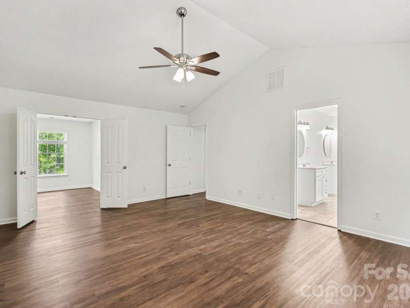 5802 Swanston Drive, Charlotte, NC 28269.  MLS# CAR4378873, YatesRealty ID 20777. 