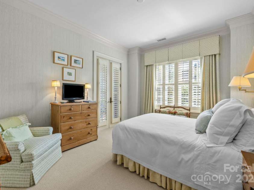 168 Cherokee Road, Charlotte, NC 28207.  MLS# CAR4300844, YatesRealty ID 2078. 