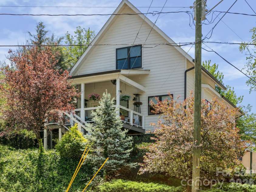 46 Rumbough Place, Asheville, NC 28806.  MLS# CAR4368330, YatesRealty ID 20783. 