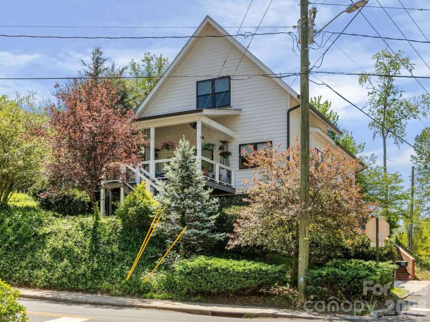 46 Rumbough Place, Asheville, NC 28806.  MLS# CAR4368330, YatesRealty ID 20783. 