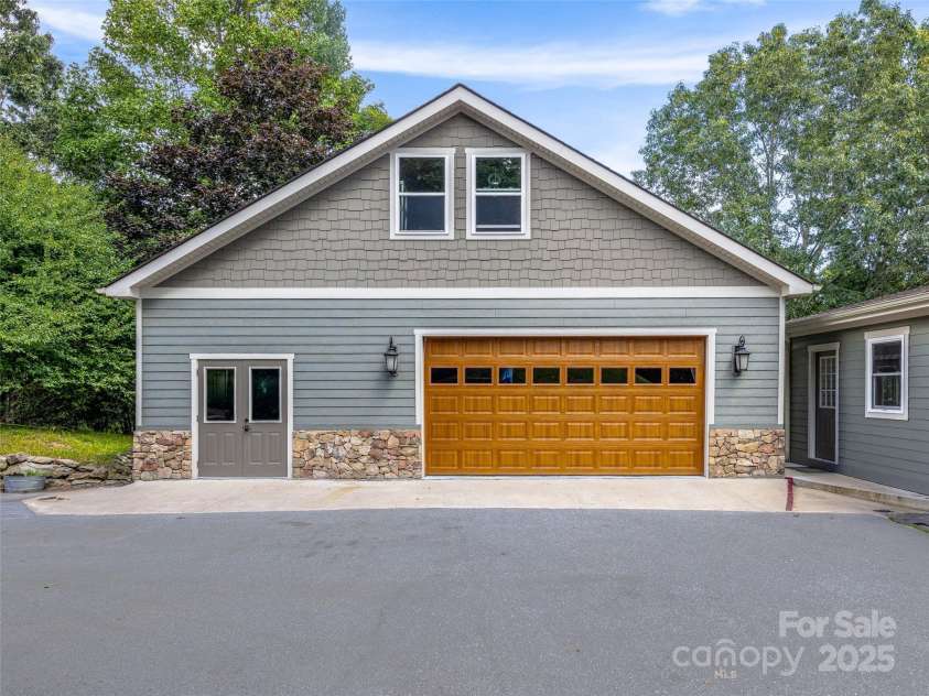 4575 Bearwallow Mountain Road, Hendersonville, NC 28792.  MLS# CAR4264671, YatesRealty ID 20785. 