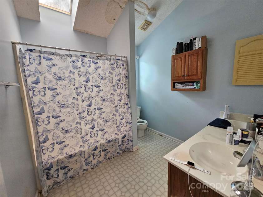 8904 Daventry Place, Charlotte, NC 28215.  MLS# CAR4271360, YatesRealty ID 20786. 