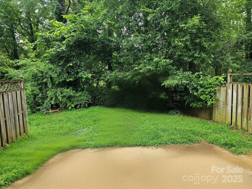 8904 Daventry Place, Charlotte, NC 28215.  MLS# CAR4271360, YatesRealty ID 20786. 