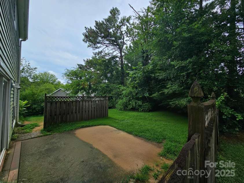 8904 Daventry Place, Charlotte, NC 28215.  MLS# CAR4271360, YatesRealty ID 20786. 