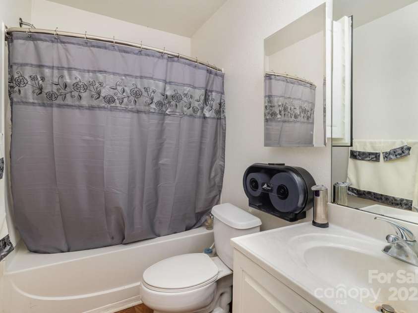 10816 Pointer Ridge Drive, Charlotte, NC 28214.  MLS# CAR4267321, YatesRealty ID 20787. Full Bath on Main