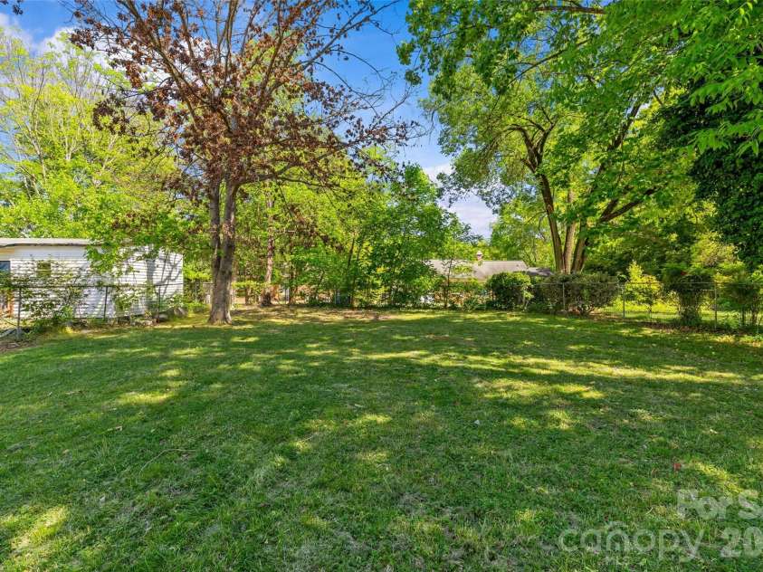 1401 Cedarwood Lane, Charlotte, NC 28212.  MLS# CAR4370220, YatesRealty ID 20787. Backyard