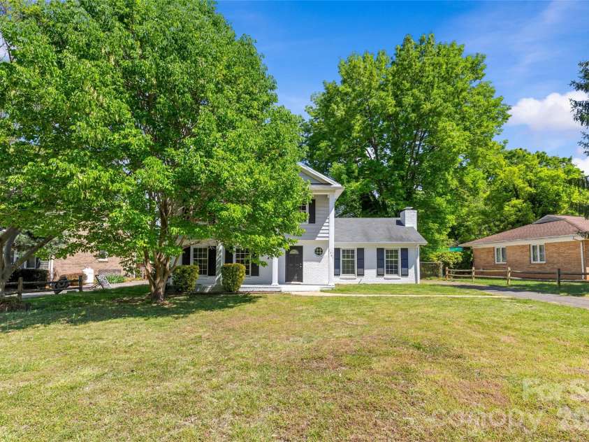 1401 Cedarwood Lane, Charlotte, NC 28212.  MLS# CAR4370220, YatesRealty ID 20787. Front Exterior