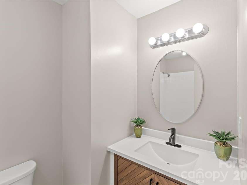 1401 Cedarwood Lane, Charlotte, NC 28212.  MLS# CAR4370220, YatesRealty ID 20787. Full Bathroom