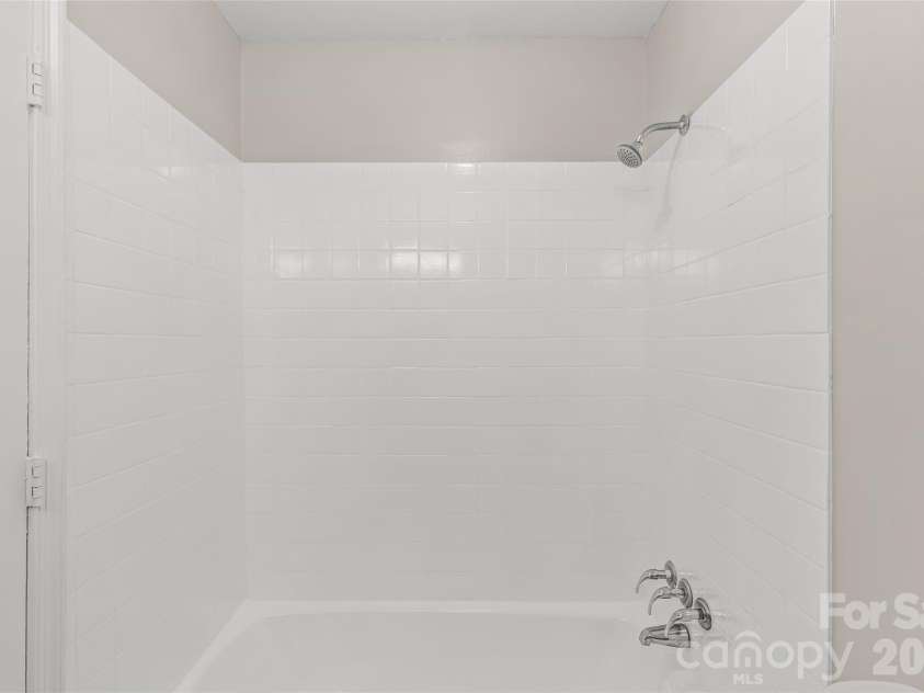 1401 Cedarwood Lane, Charlotte, NC 28212.  MLS# CAR4370220, YatesRealty ID 20787. Full Bathroom