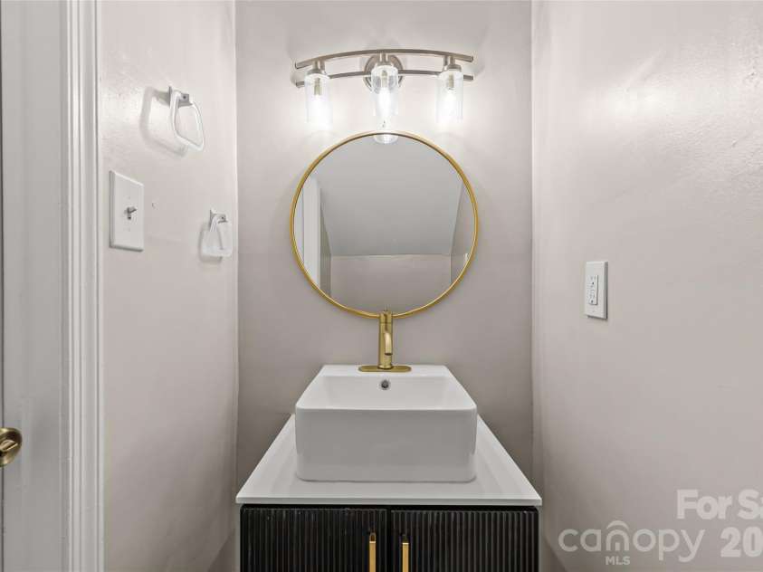 1401 Cedarwood Lane, Charlotte, NC 28212.  MLS# CAR4370220, YatesRealty ID 20787. Half Bath