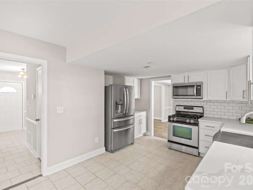 1401 Cedarwood Lane, Charlotte, NC 28212.  MLS# CAR4370220, YatesRealty ID 20787. Kitchen