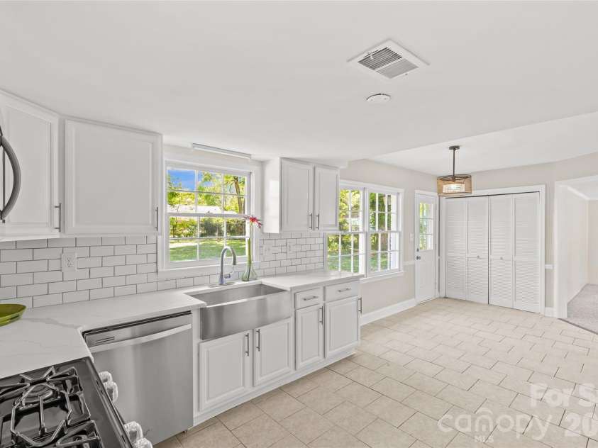1401 Cedarwood Lane, Charlotte, NC 28212.  MLS# CAR4370220, YatesRealty ID 20787. Kitchen