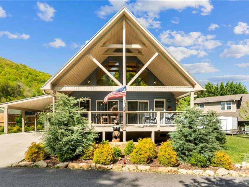 33 Indian Trace Road, Maggie Valley, NC 28751.  MLS# CAR4373505, YatesRealty ID 20789. 