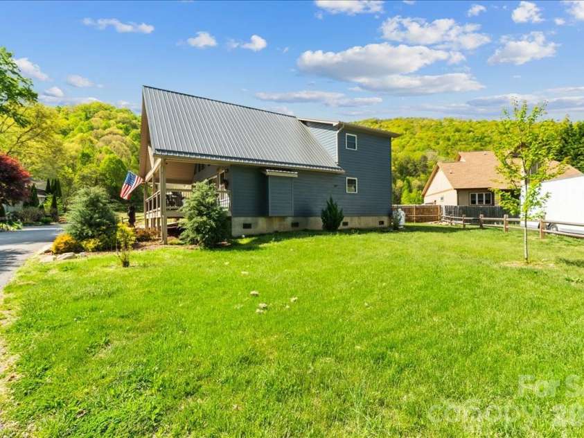 33 Indian Trace Road, Maggie Valley, NC 28751.  MLS# CAR4373505, YatesRealty ID 20789. 