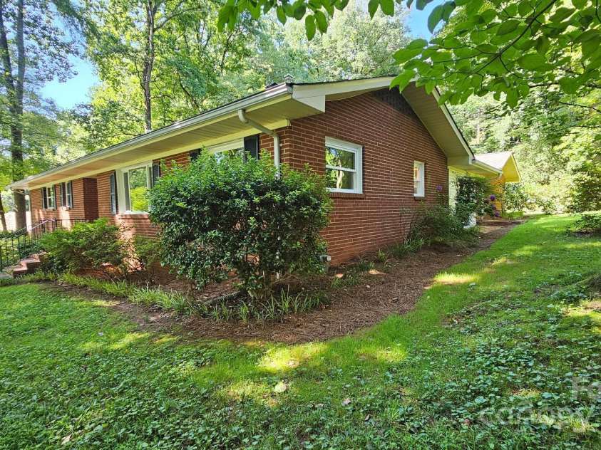 7021 Linda Lake Drive, Charlotte, NC 28215.  MLS# CAR4257446, YatesRealty ID 20789. 