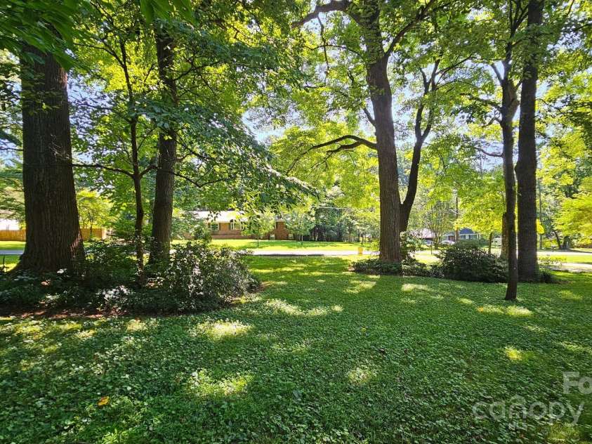 7021 Linda Lake Drive, Charlotte, NC 28215.  MLS# CAR4257446, YatesRealty ID 20789. 