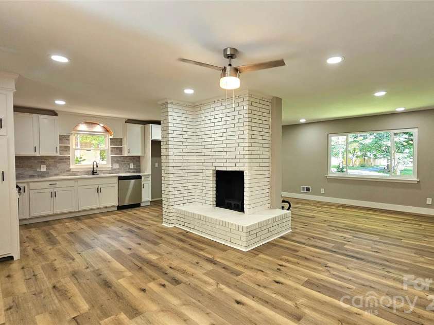 7021 Linda Lake Drive, Charlotte, NC 28215.  MLS# CAR4257446, YatesRealty ID 20789. 