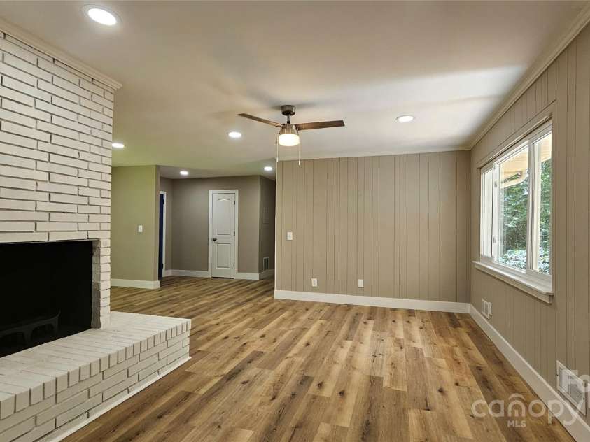 7021 Linda Lake Drive, Charlotte, NC 28215.  MLS# CAR4257446, YatesRealty ID 20789. 