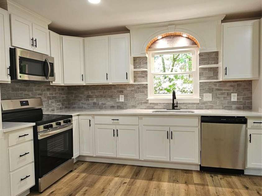 7021 Linda Lake Drive, Charlotte, NC 28215.  MLS# CAR4257446, YatesRealty ID 20789. 