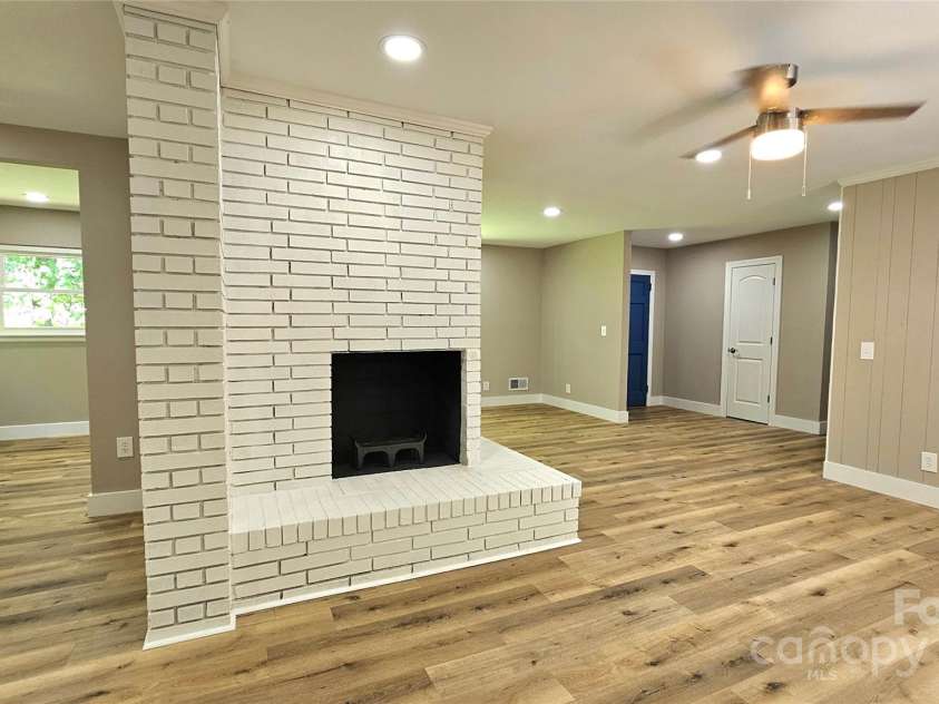 7021 Linda Lake Drive, Charlotte, NC 28215.  MLS# CAR4257446, YatesRealty ID 20789. 