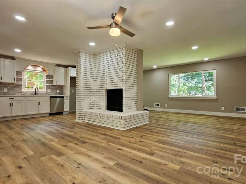 7021 Linda Lake Drive, Charlotte, NC 28215.  MLS# CAR4257446, YatesRealty ID 20789. 