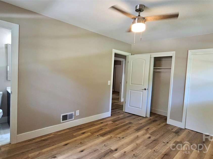 7021 Linda Lake Drive, Charlotte, NC 28215.  MLS# CAR4257446, YatesRealty ID 20789. 