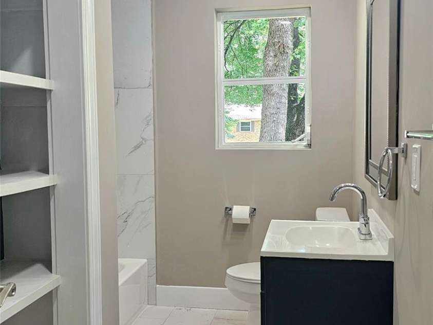 7021 Linda Lake Drive, Charlotte, NC 28215.  MLS# CAR4257446, YatesRealty ID 20789. 