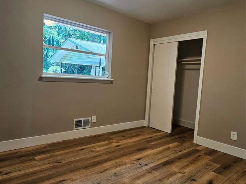 7021 Linda Lake Drive, Charlotte, NC 28215.  MLS# CAR4257446, YatesRealty ID 20789. 