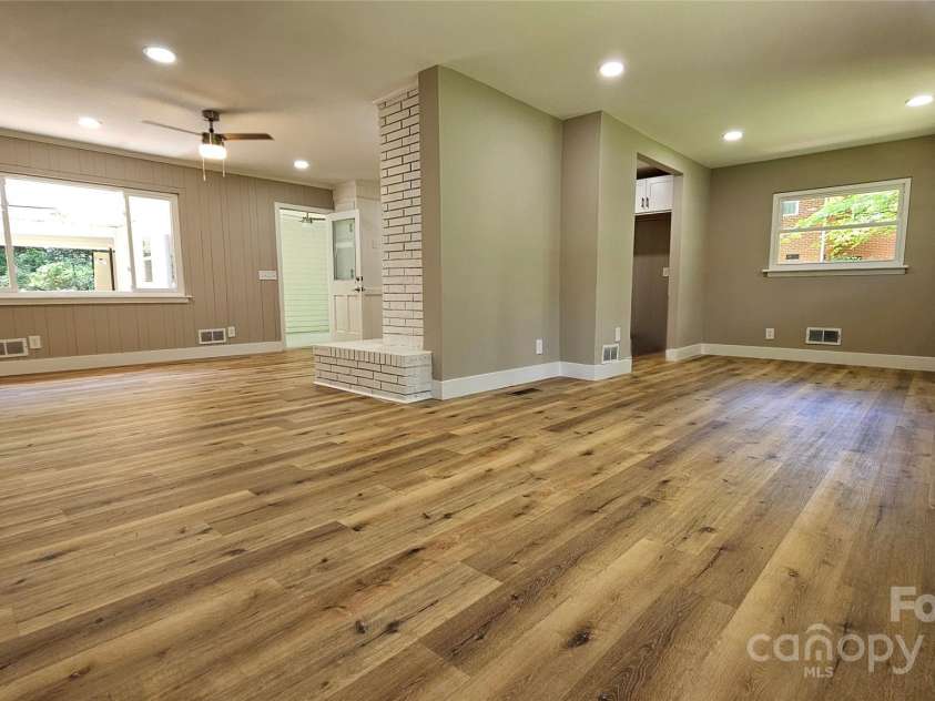 7021 Linda Lake Drive, Charlotte, NC 28215.  MLS# CAR4257446, YatesRealty ID 20789. 