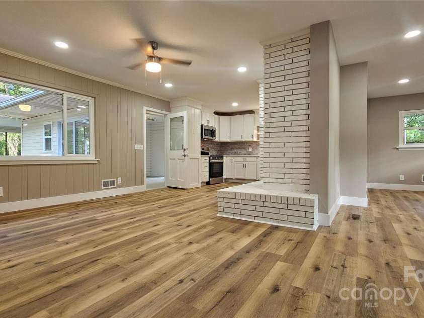 7021 Linda Lake Drive, Charlotte, NC 28215.  MLS# CAR4257446, YatesRealty ID 20789. 