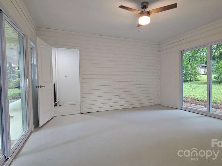 7021 Linda Lake Drive, Charlotte, NC 28215.  MLS# CAR4257446, YatesRealty ID 20789. 