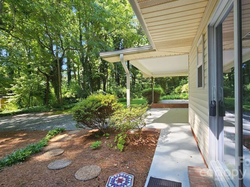 7021 Linda Lake Drive, Charlotte, NC 28215.  MLS# CAR4257446, YatesRealty ID 20789. 