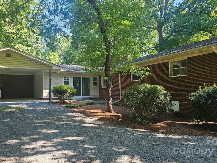 7021 Linda Lake Drive, Charlotte, NC 28215.  MLS# CAR4257446, YatesRealty ID 20789. 