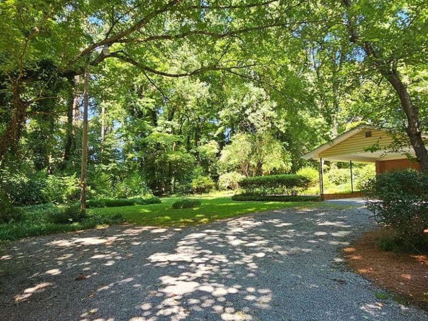 7021 Linda Lake Drive, Charlotte, NC 28215.  MLS# CAR4257446, YatesRealty ID 20789. 