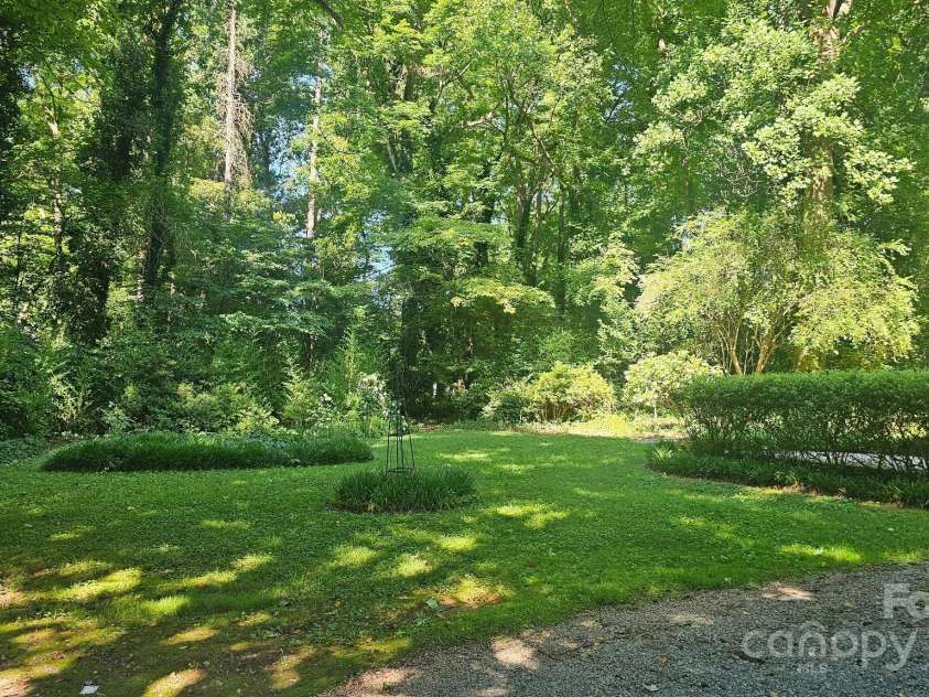 7021 Linda Lake Drive, Charlotte, NC 28215.  MLS# CAR4257446, YatesRealty ID 20789. 