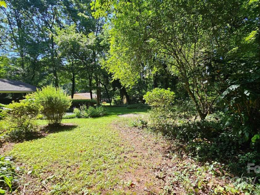 7021 Linda Lake Drive, Charlotte, NC 28215.  MLS# CAR4257446, YatesRealty ID 20789. 