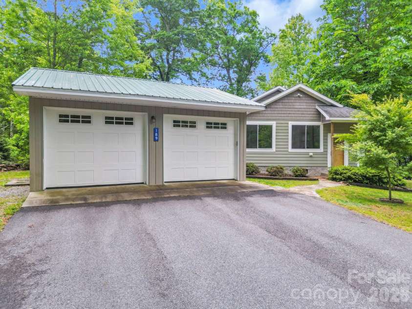 189 Friendly Circle, Saluda, NC 28773.  MLS# CAR4378687, YatesRealty ID 20791. 