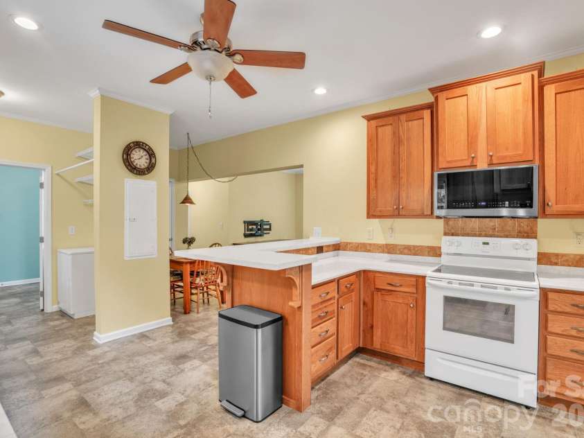 189 Friendly Circle, Saluda, NC 28773.  MLS# CAR4378687, YatesRealty ID 20791. 