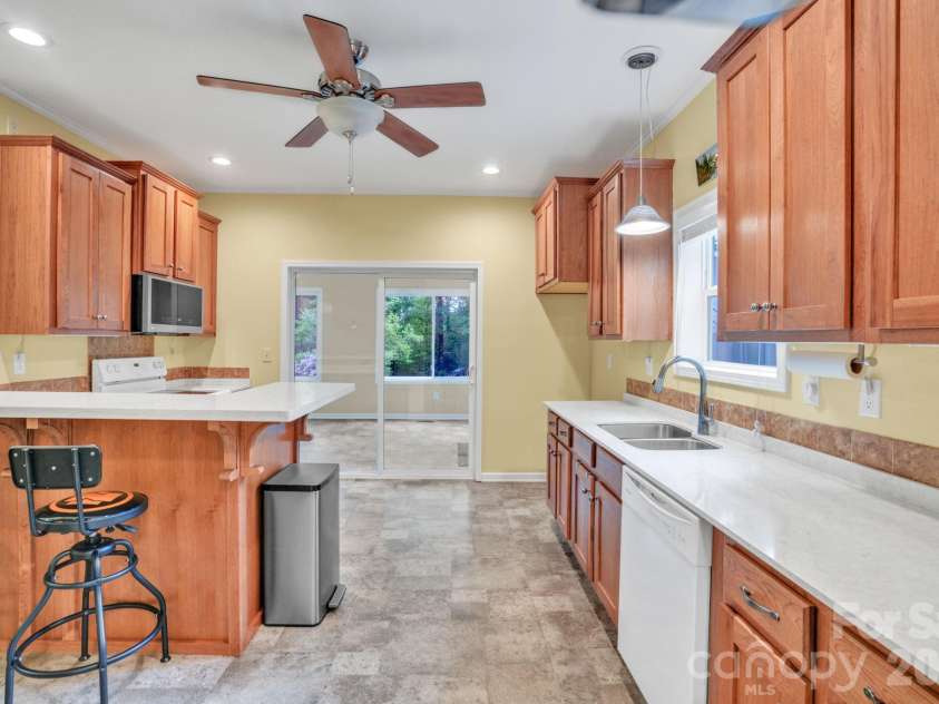 189 Friendly Circle, Saluda, NC 28773.  MLS# CAR4378687, YatesRealty ID 20791. 