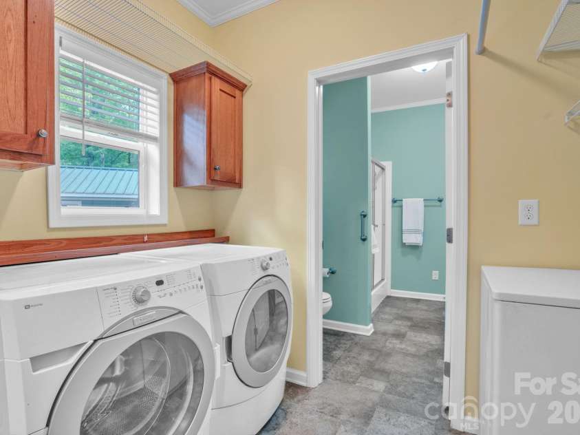189 Friendly Circle, Saluda, NC 28773.  MLS# CAR4378687, YatesRealty ID 20791. 