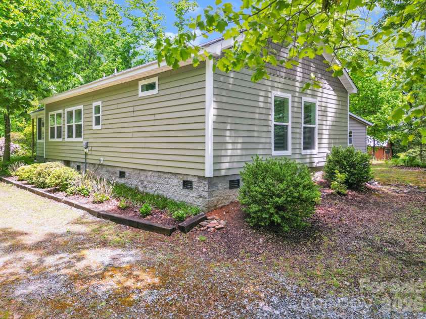 189 Friendly Circle, Saluda, NC 28773.  MLS# CAR4378687, YatesRealty ID 20791. 