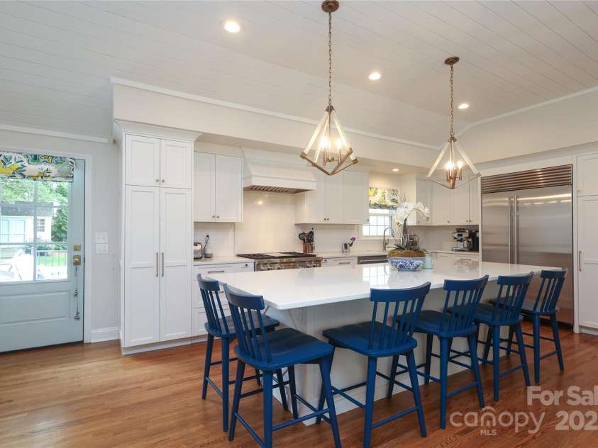 4126 Tyndale Avenue, Charlotte, NC 28210.  MLS# CAR4268563, YatesRealty ID 20792. Gorgeous kitchen with quartz topped island and seating for 6 people