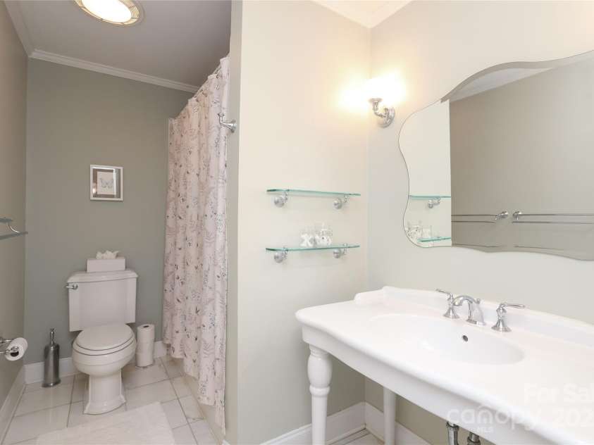 4126 Tyndale Avenue, Charlotte, NC 28210.  MLS# CAR4268563, YatesRealty ID 20792. Hall bath with bathtub and accessible to 3rd and 4th bedrooms