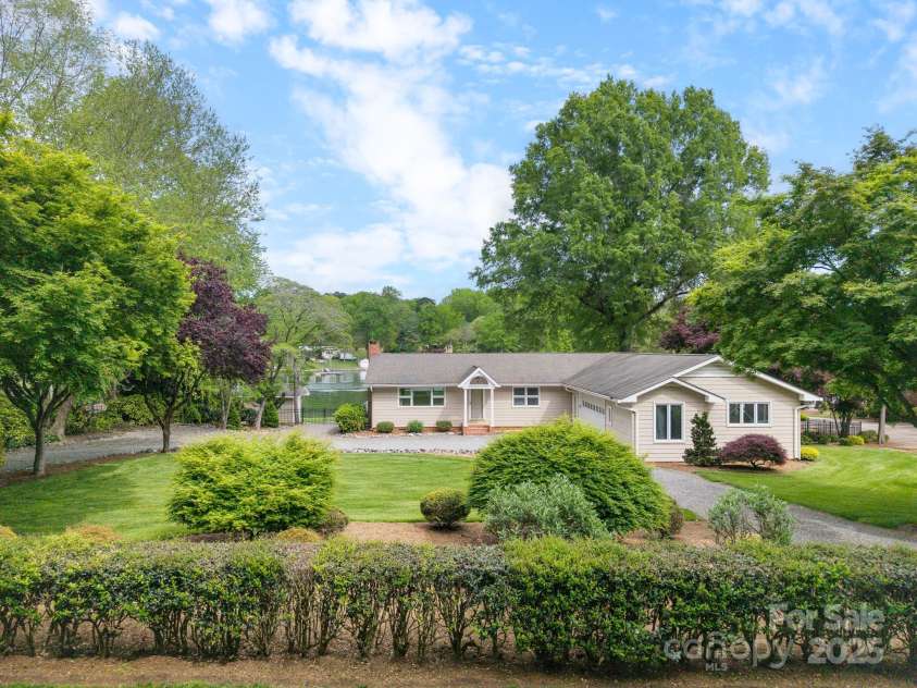 173 Riverwood Road, Mooresville, NC 28117.  MLS# CAR4270885, YatesRealty ID 20796. 