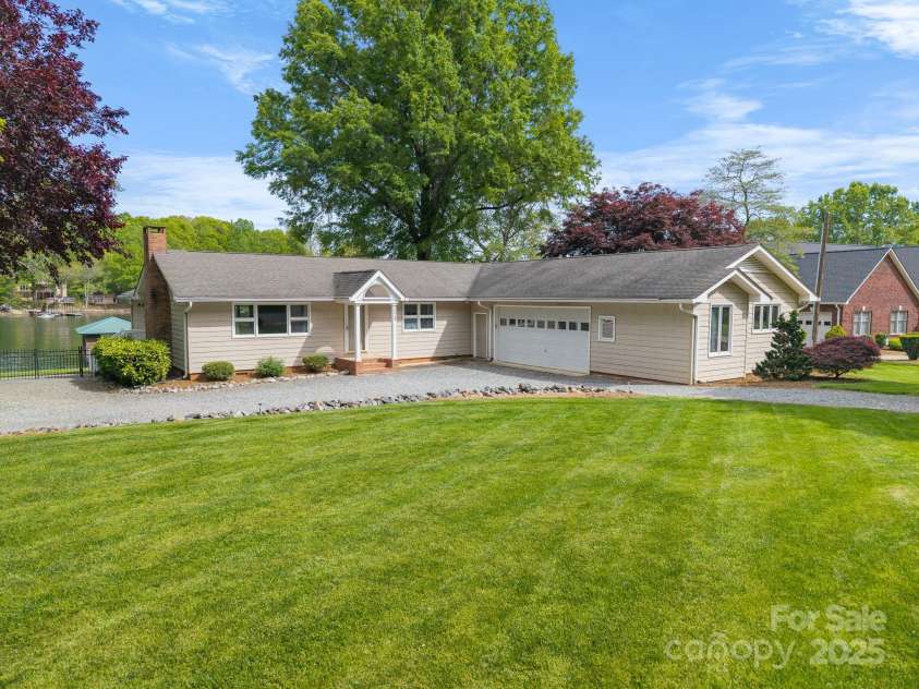 173 Riverwood Road, Mooresville, NC 28117.  MLS# CAR4270885, YatesRealty ID 20796. 