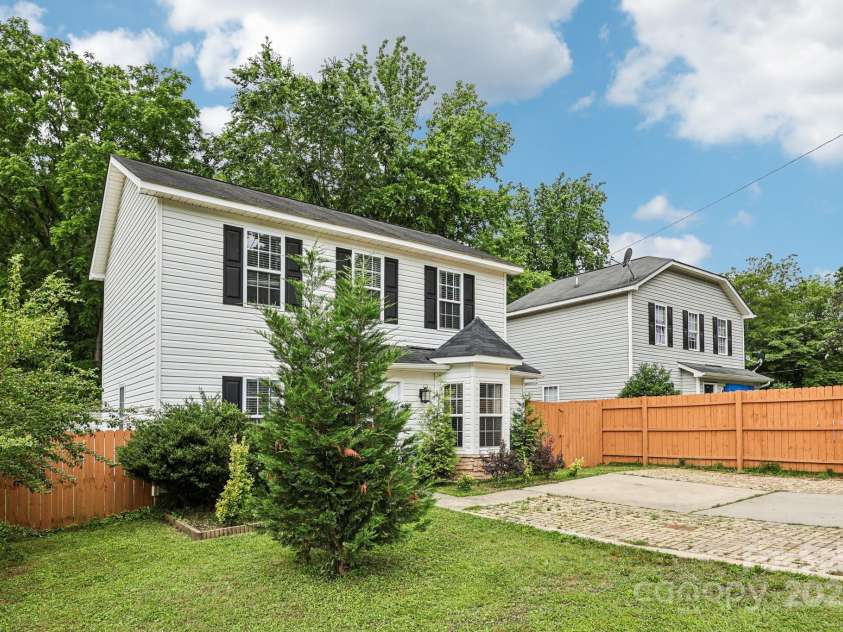 719 Dawn Circle, Charlotte, NC 28213.  MLS# CAR4263007, YatesRealty ID 20797. 