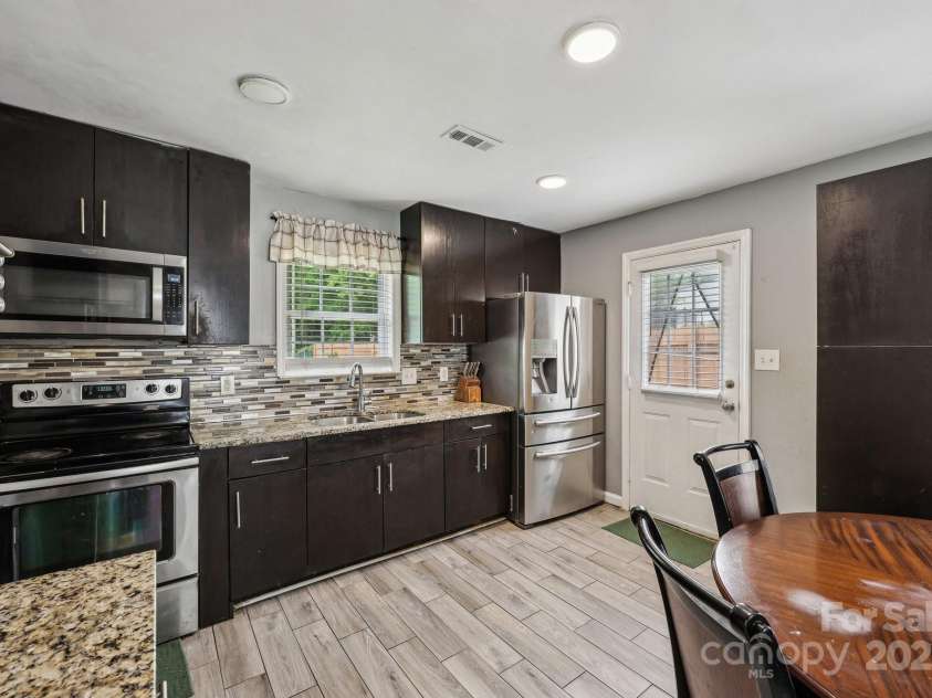 719 Dawn Circle, Charlotte, NC 28213.  MLS# CAR4263007, YatesRealty ID 20797. 