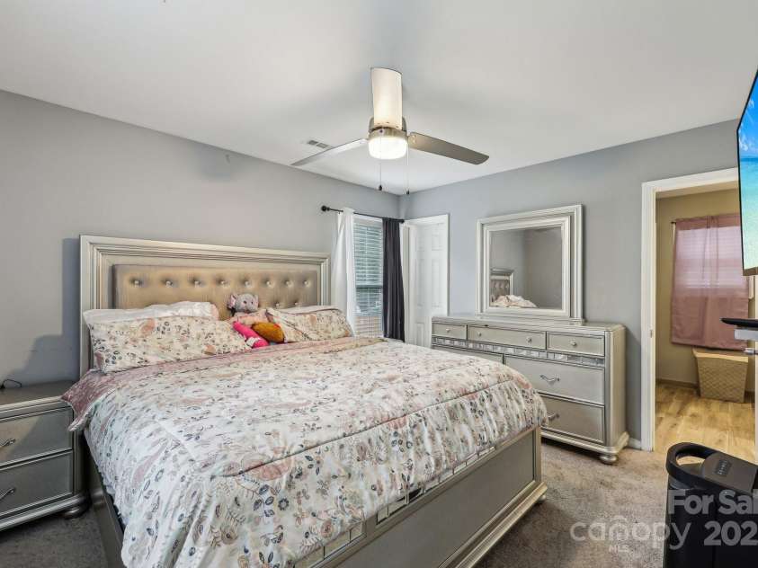 719 Dawn Circle, Charlotte, NC 28213.  MLS# CAR4263007, YatesRealty ID 20797. 